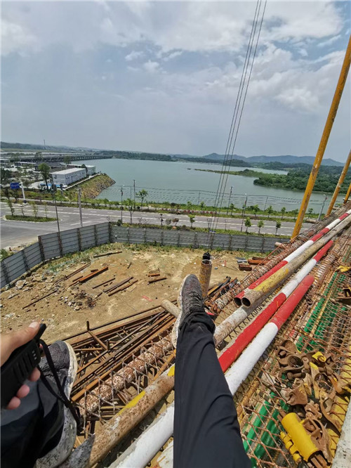 达孜区作业中发生设备损坏或人员意外，责任怎么划分？